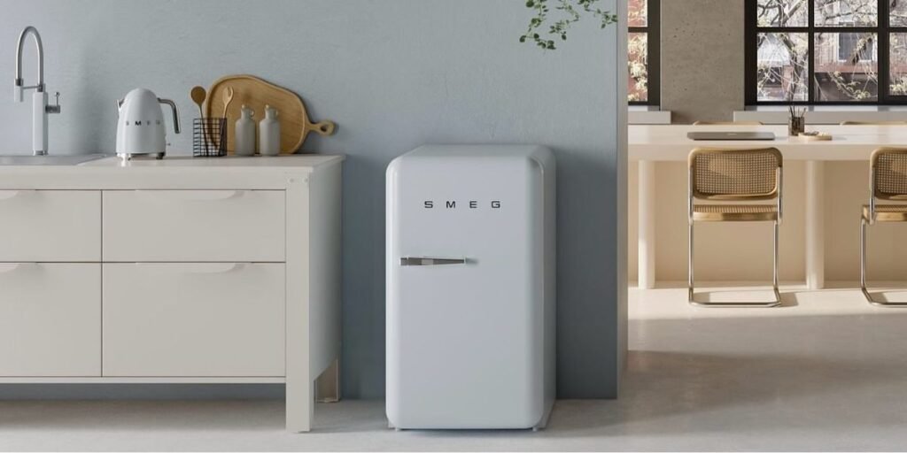 mini frigo smeg dans une cuisine lumineuse