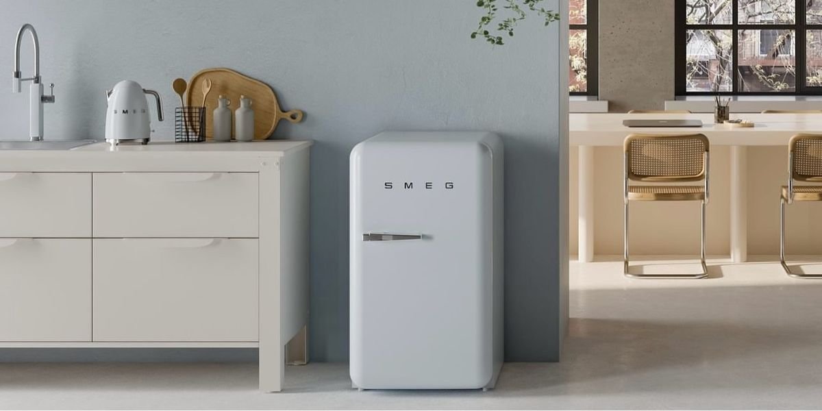 mini frigo smeg dans une cuisine lumineuse